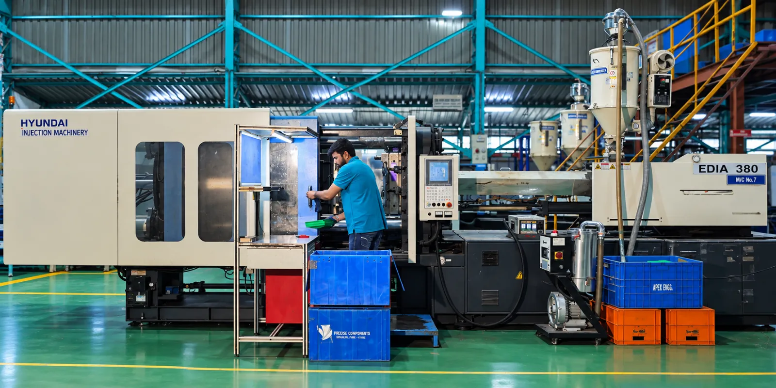 Operator at a running injection moulding machine