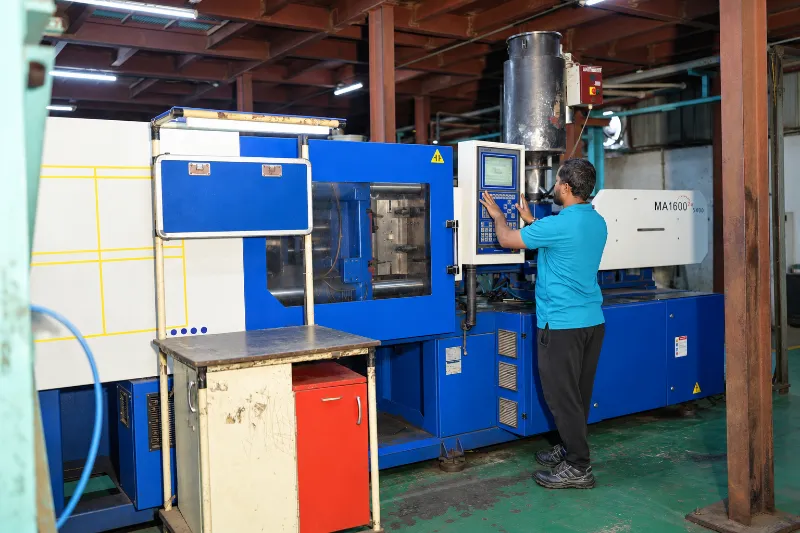 Operator setting process parameters at the machine controller