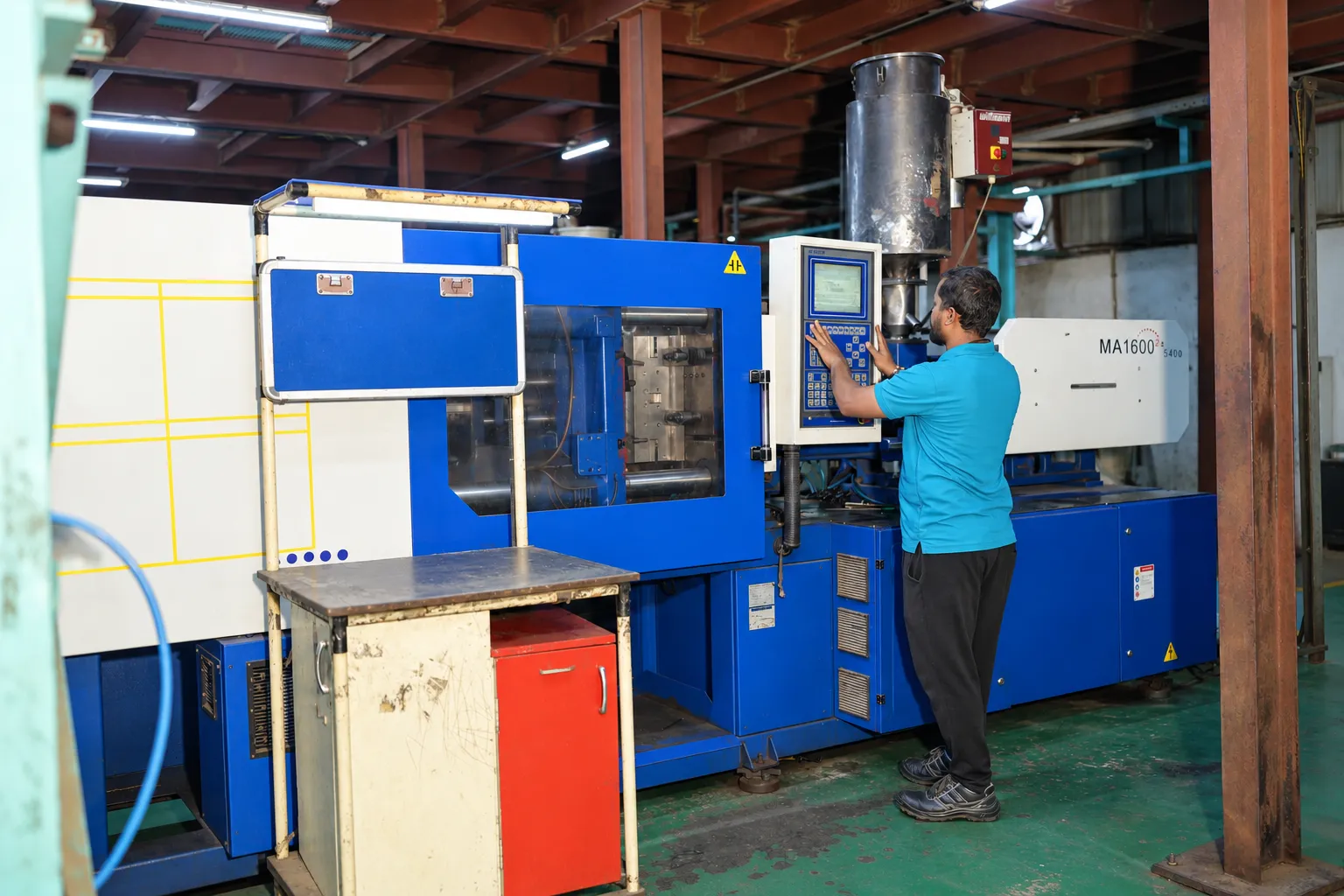 Operator setting process parameters at the machine controller