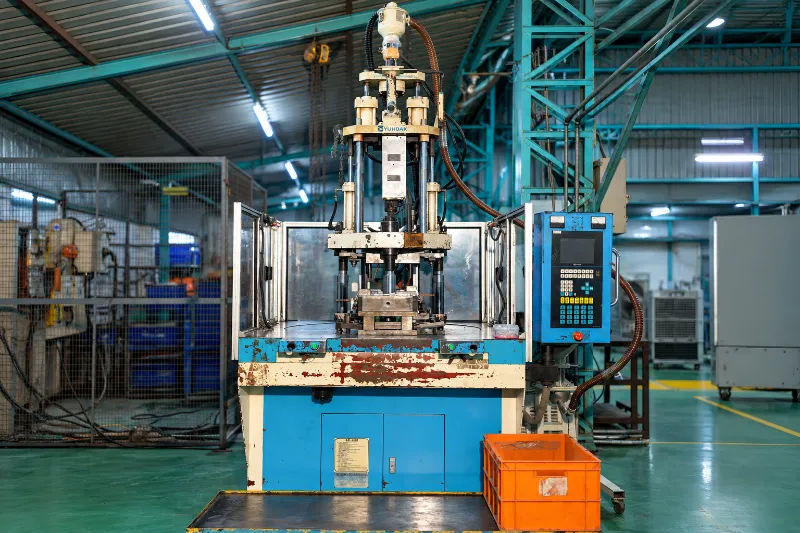 Vertical injection moulding machine