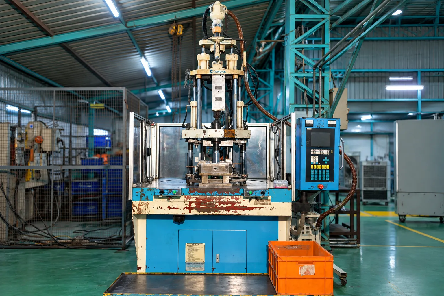 Vertical injection moulding machine with rotary table
